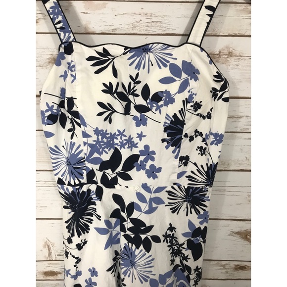 WHITE AND BLUE FLORAL DRESS SIZE 8 - Picture 2 of 5